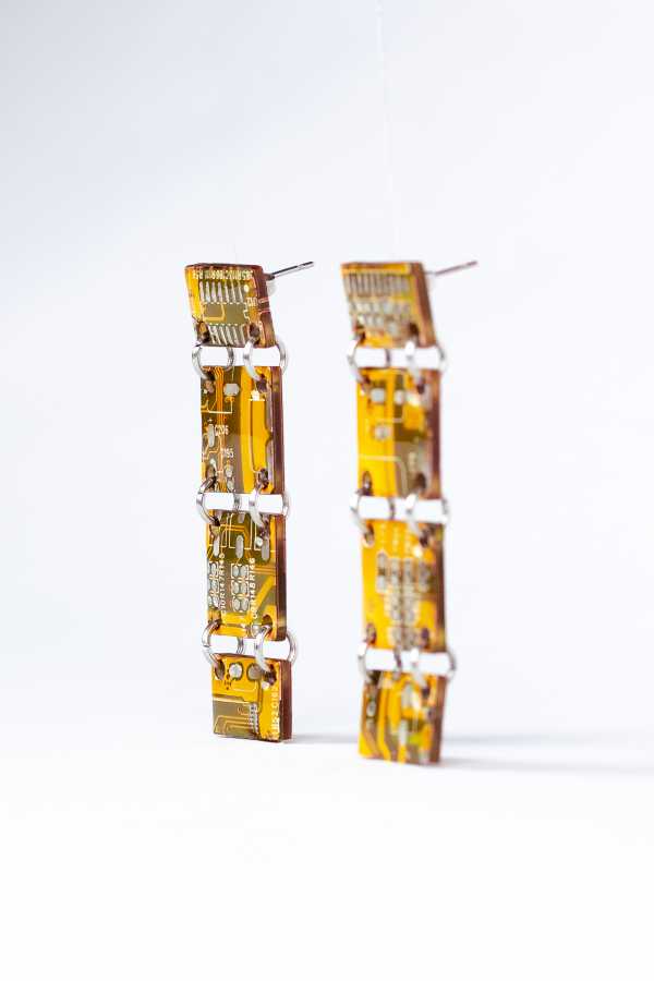 GRID EARRINGS - Image 4